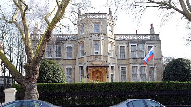 Opositores a Bashar al Assad atacan la embajada rusa en Londres