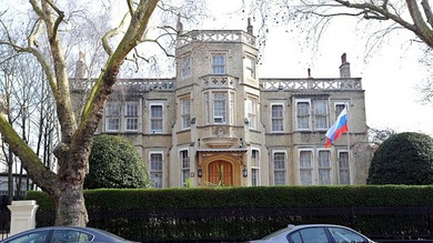 Opositores a Bashar al Assad atacan la embajada rusa en Londres