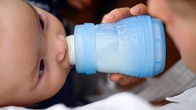 Francia da la alarma por un plástico común en los envases: ¿es peligroso para los fetos?