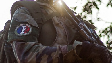 Un soldado francés luce en su uniforme un lema nazi usado en la II Guerra Mundial