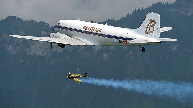 VIDEO: El 'hombre volador' persigue a un avión durante un tiempo récord