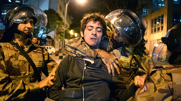 Un hombre de 72 años enseña karate a la Policía brasileña para enfrentar a los manifestantes