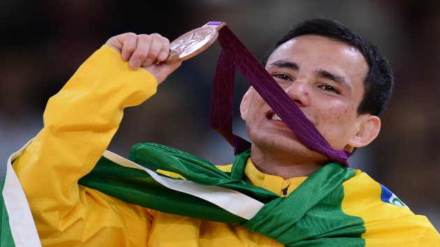 Un judoka rompe su medalla en la ducha