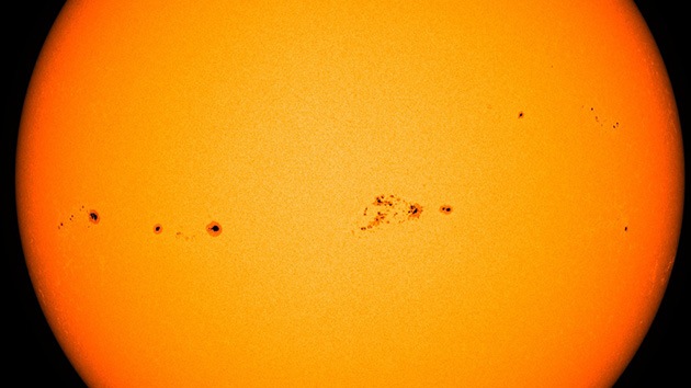 "Esto es un monstruo": Una mancha solar más grande que Júpiter podría lanzar erupciones a la Tierra