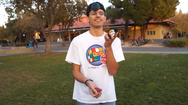 Video: Un matemático resuelve el cubo de Rubik haciendo malabares