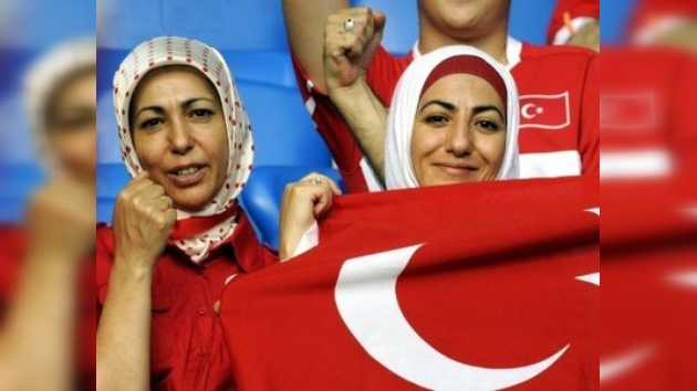 Solo mujeres y niños en los estadios de Turquía