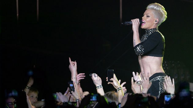 Detienen a un joven en Australia por tuitear "bomba" en un concierto de Pink