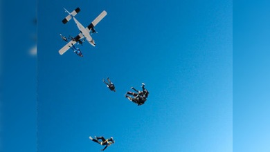 Un paracaidista muere tras chocar con otro en el aire en EE. UU.