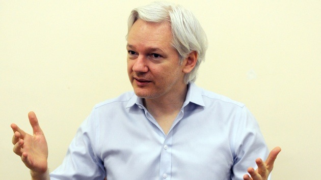 Assange: En los servicios de inteligencia no se trabaja en absoluto como James Bond