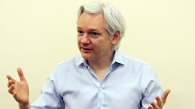 Assange: En los servicios de inteligencia no se trabaja en absoluto como James Bond