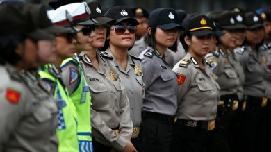 Video: Polémica por el test de virginidad que deben pasar las aspirantes a la Policía indonesia
