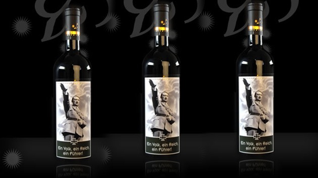 Italia: Vino con imágenes de Hitler y Mussolini en etiquetas indignan a los turistas