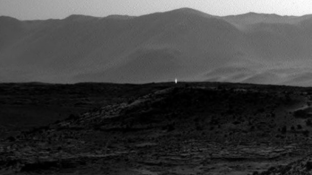 Fotos, Video: La NASA capta una luz extraña que emana de la superficie de Marte