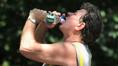Estudio: Agua embotellada 'pura' contiene aditivos químicos