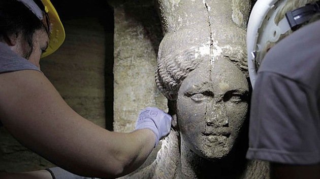 Hallan dos espectaculares cariátides en la mayor tumba antigua de Grecia