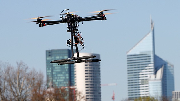 Drones armados con láser ya 'hackean' ordenadores aislados de la red