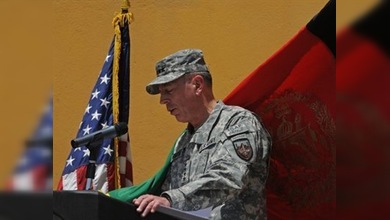 Petraeus asume el mando de las tropas internacionales en Afganistán
