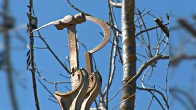 Un aldeano ruso instala estatuas de hierro en su huerta