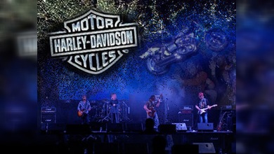 Miles de cubanos disfrutan de gran evento de rock en un teatro de La Habana