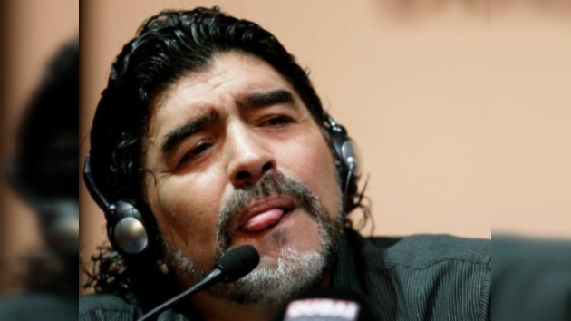 Maradona, multado con 2.450 dólares por ‘insultar’ a otro técnico