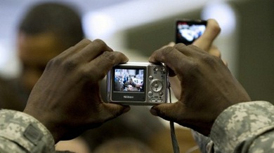 La OTAN prohíbe a sus tropas disparar... fotos