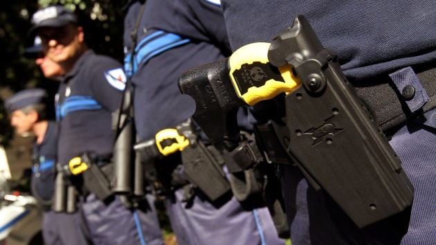 Policías de EE.UU. aplican electrochoques a un sordo que sufría un ataque diabético