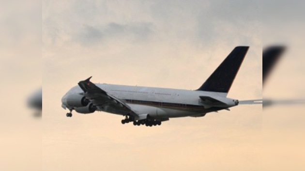 Un vídeo muestra cómo cae un rayo en un avión