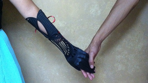 Un estudiante crea una elegante prótesis para su compañera de clase