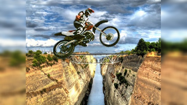 Robbie Maddison conquista el canal de Corinto