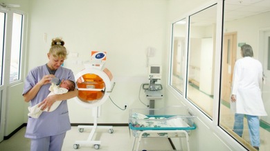 Tratamiento innovador: consiguen curar a bebé con VIH en California