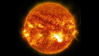 Una enorme mancha solar del tamaño de Júpiter genera inquietantes llamaradas