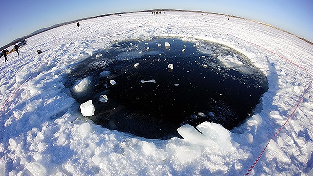 Foto: Buzos extraen del lago Chebarkul un fragmento del meteorito de Cheliábinsk