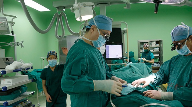 China contrata 'ángeles de la guarda' para proteger a los médicos de los pacientes