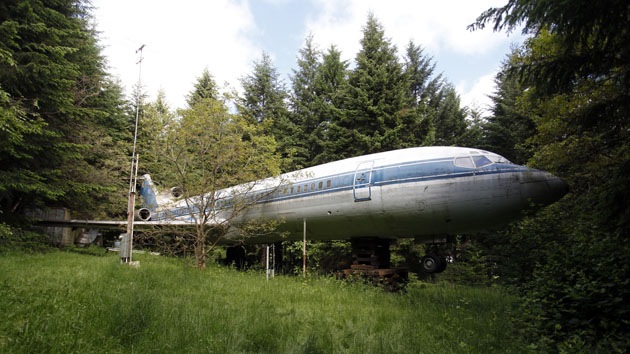 Video, fotos: Un hombre convierte un Boeing 727 en su hogar en pleno bosque