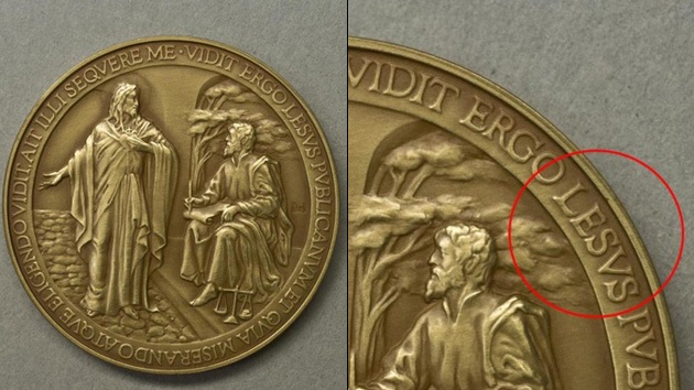 ¿En el nombre de 'Lesus'?: El Vaticano la lía con un error ortográfico en medallas del papa