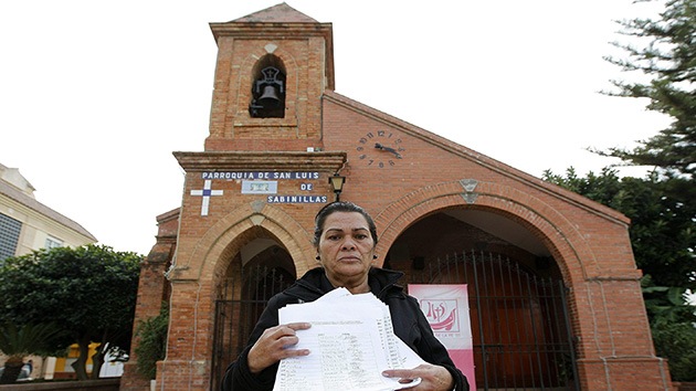 "Si no os calláis, no se entierra": Indignación contra el cura que prohíbe llorar en funerales