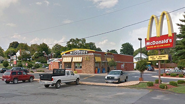Expulsan a una pareja de ancianos de McDonald's para "fregar el piso"