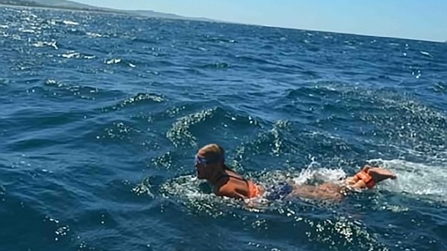 Una estudiante atraviesa a nado los Dardanelos atada de pies y manos