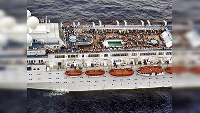 Un pesquero francés remolca al crucero Costa Allegra, a la deriva en el Océano Índico