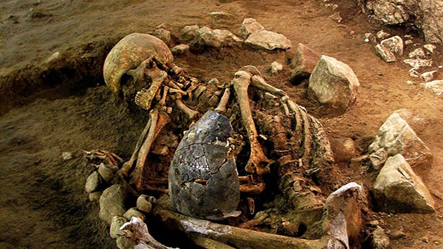 Hallan en una cueva de España restos humanos del Neolítico en posición fetal