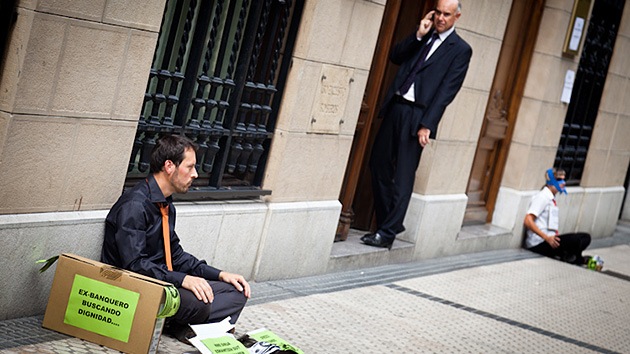 Kutxabank y Caja Laboral paralizan los desahucios en España por los casos de suicidio