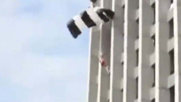 Video: Una paracaidista esquiva la muerte tras saltar desde el hotel más alto de Europa