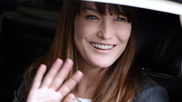 Carla Bruni, polémica musa de bronce para las trabajadoras italianas