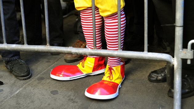 Exigen reducir la paga del director de McDonald's o subir la de los trabajadores