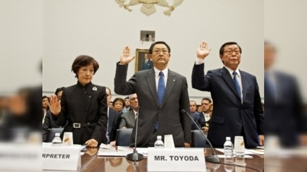 El director general de Toyota se disculpa por los defectos de sus coches