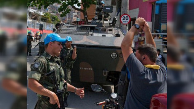El Ejército brasileño patrullará las favelas de Río 8 meses más