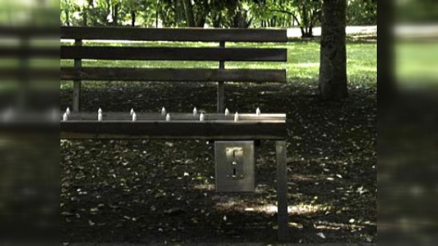 En un parque de China colocaron bancos con púas