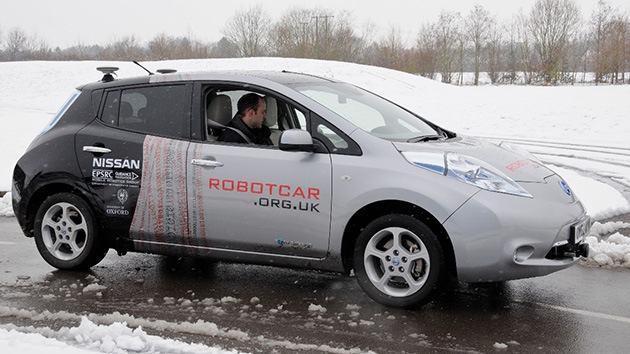 Científicos británicos muestran un automóvil que se conduce solo
