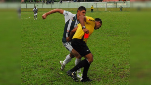 Video: un futbolista ataca al árbitro durante un partido en Brasil