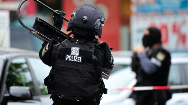 Alemania: Un hombre toma al menos diez rehenes en un restaurante